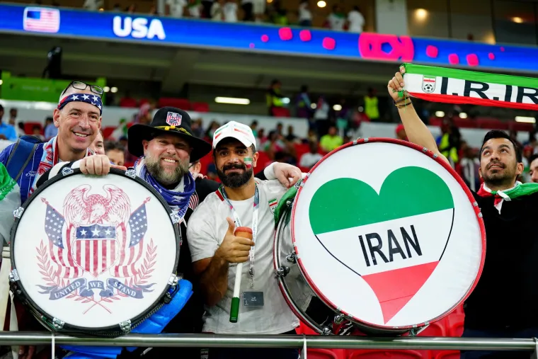 Rat na travnjaku, mir i ljubav na tribinama: Donosimo navijačke kadrove s dvoboja SAD-a i Irana