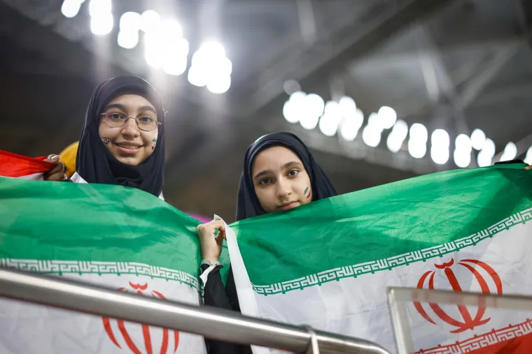 Rat na travnjaku, mir i ljubav na tribinama: Donosimo navijačke kadrove s dvoboja SAD-a i Irana