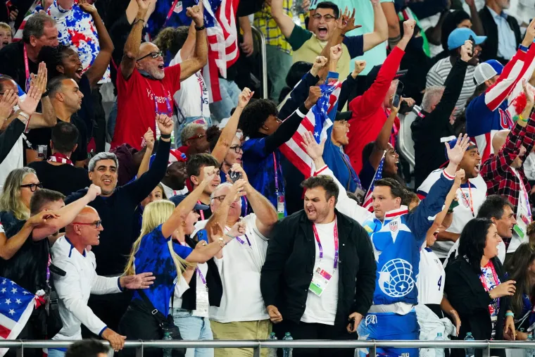 Rat na travnjaku, mir i ljubav na tribinama: Donosimo navijačke kadrove s dvoboja SAD-a i Irana