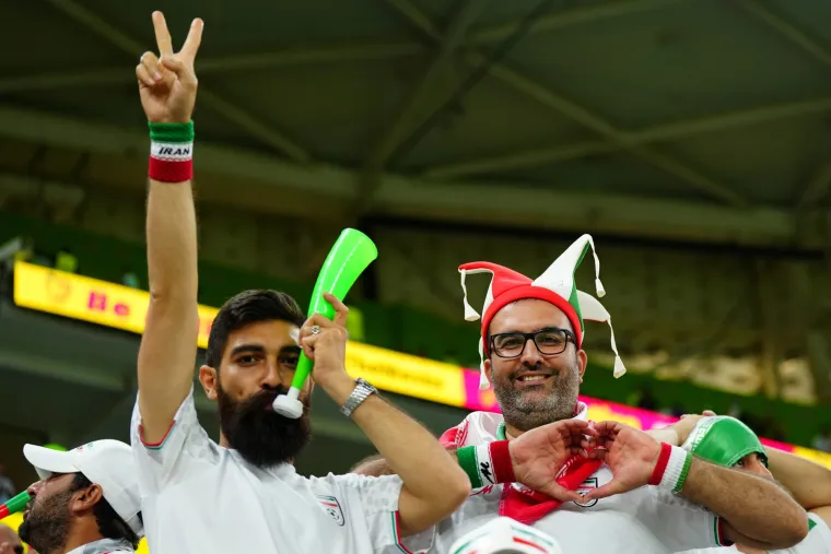 Rat na travnjaku, mir i ljubav na tribinama: Donosimo navijačke kadrove s dvoboja SAD-a i Irana