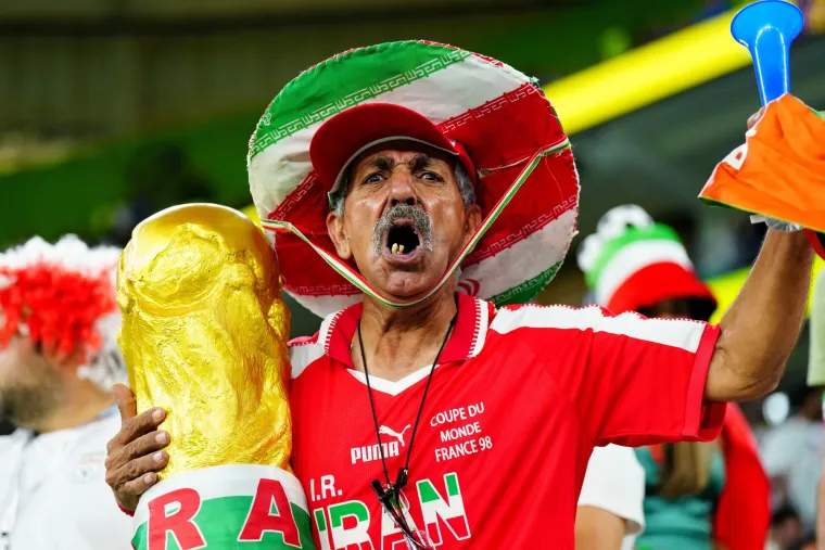 Rat na travnjaku, mir i ljubav na tribinama: Donosimo navijačke kadrove s dvoboja SAD-a i Irana