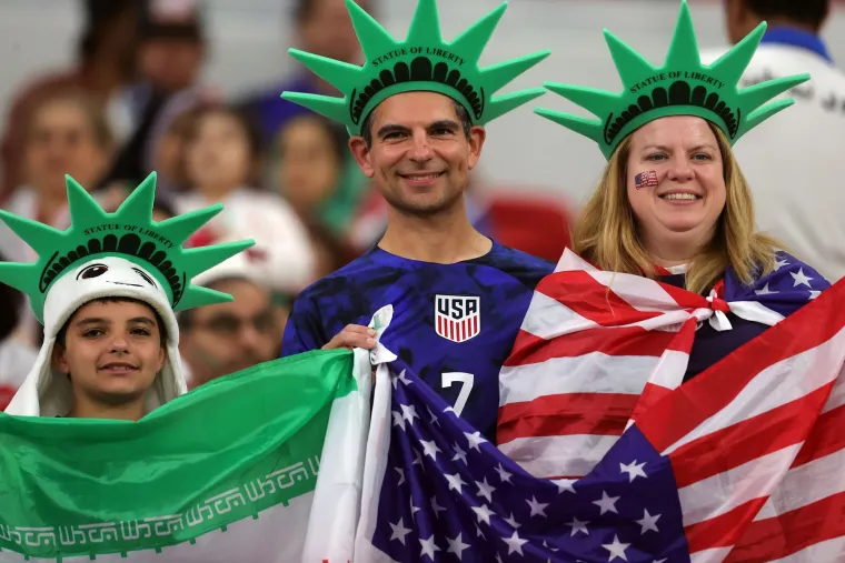 Rat na travnjaku, mir i ljubav na tribinama: Donosimo navijačke kadrove s dvoboja SAD-a i Irana