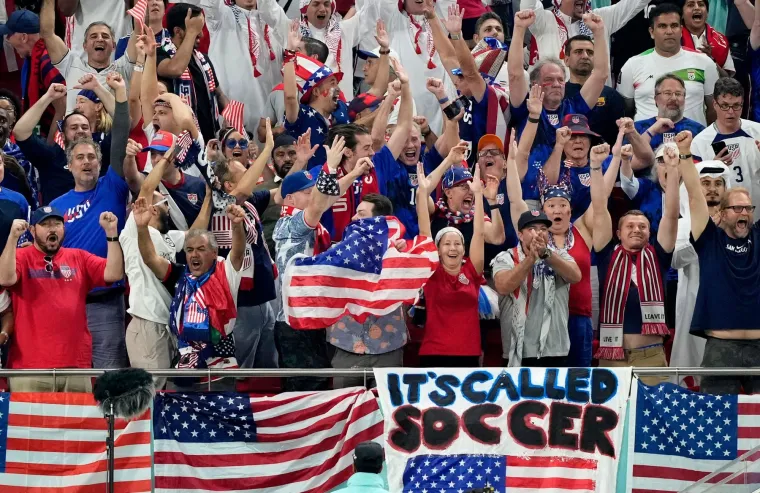 Rat na travnjaku, mir i ljubav na tribinama: Donosimo navijačke kadrove s dvoboja SAD-a i Irana