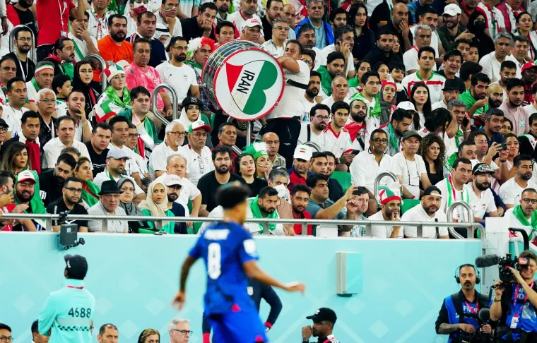 Rat na travnjaku, mir i ljubav na tribinama: Donosimo navijačke kadrove s dvoboja SAD-a i Irana