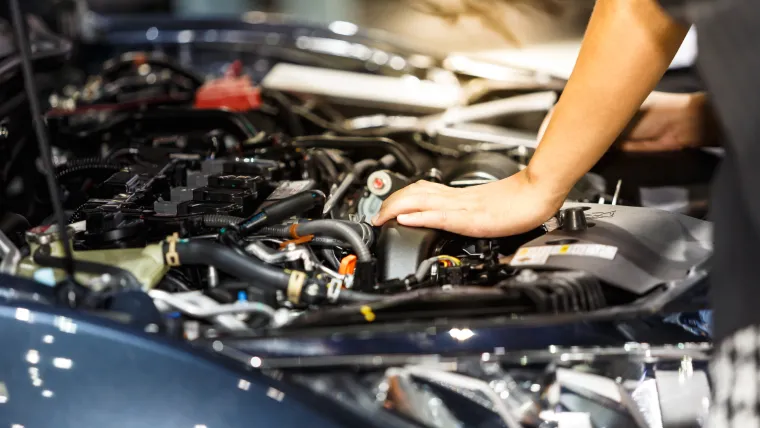 1. Ne ostavljajte motor da radi: Ugasite motor prije točenja goriva. Također biste trebali isključiti sve pomoćne 12-voltne izvore napajanja kao što su punjači za telefone i upaljači za cigarete jer mogu potencijalno zapaliti gorivo. 