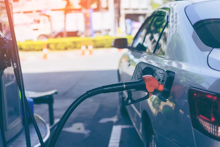 2. Nemojte se odmah vratiti u vozilo: Nemojte se vraćati u svoje vozilo kada točite gorivo. Mala količina statičkog elektriciteta može se nakupiti i uzrokovati iskru kada dodirnete metal, što bi moglo biti opasno kada se pomiješa s benzinskom parom. 