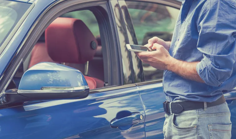 3. Nemojte koristiti svoj mobitel: Benzinske pumpe su prometna mjesta. Iako vjerojatno neće izazvati električnu iskru kada koristite svoj mobitel oko rezervoara za gorivo, trebali biste izbjegavati korištenje telefona kako biste ostali usredotočeni na ono što radite. 