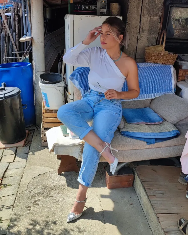 Naime, glumica je nedavno ponovno progovorila o gubitku kilograma za Story.hr te je priznala da je zbog zdravstvenih problema izgubila čak 15 kila. &quot;Riječ je o hormonalnim problemima za koje ne znaš kako utječu na tebe. Na svakoga djeluju drugačije&quot;, započela je Ana Begić.