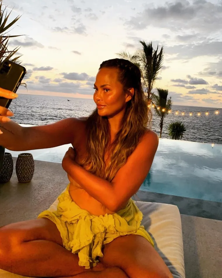 Naime, karijera Chrissy Teigen nastavila je cvjetati kako su godine prolazile. 2011. debitirala je i dizajnirala kolekciju s dizajnericom kupaćih kostima DiNeila Brazil na Mercedes-Benz Fashion Week Swim u Miamiju. Iste godine, Chrissy se pojavila kao istaknuti lik u Electronic Arts videoigri &quot;Need For Speed: The Run&quot;. Kako bi joj ta godina bila još uspješna, Chrissy je snimila i specijal Cooking Channel pod naslovom &quot;Cookies and Cocktails&quot;.