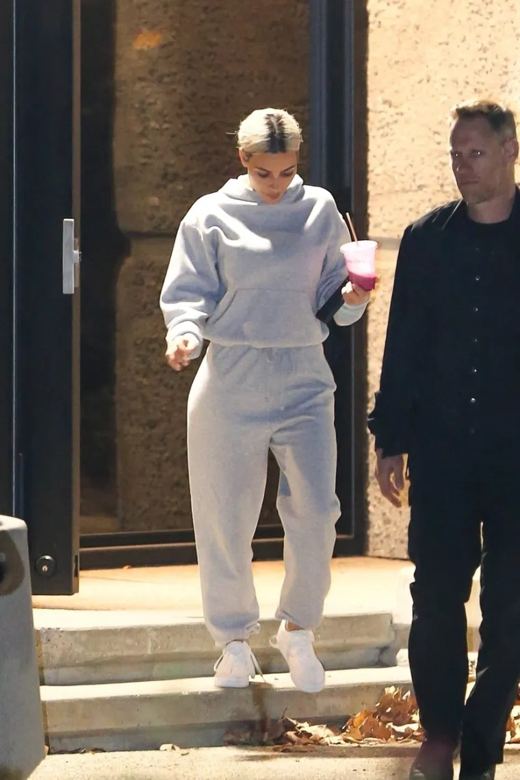 Kim Kardashian od razlaza od Kanyea bila je u vezi s komičarom Peteom Davidsonom, no sada solira i uživa šireći svoj vlastiti modni brend SKIMS. Obitelj Kardashians se tako nedavno okupila u studiju Travisa Barkera zbog Balenciagine kontroverzne reklamne kampanje s djecom. Čini se da Kim Kardashian tako preispituje svoj odnos s brendom i razmišlja o daljnjoj suradnji.