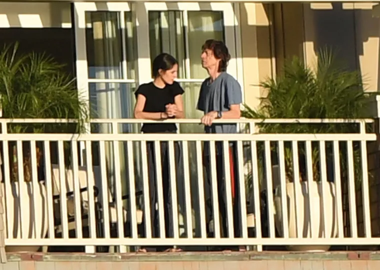 Klinička psihologinja i suosnivačica Chelsea Psychological Clinic u Londonu, dr. Elena Turoni kaže: "U mnogim se kulturama ne smatra prihvatljivim zaljubiti se u nekoga tko je puno stariji ili puno mlađi od vas. S evolucijske točke gledi&scaron;ta, na to koga ćemo izabrati za vezu može utjecati poriv za osnivanjem obitelji - kako iz biolo&scaron;ke perspektive, ali i osjećaj da oba roditelja trebaju ostati živa kako bi podigla dijete". 