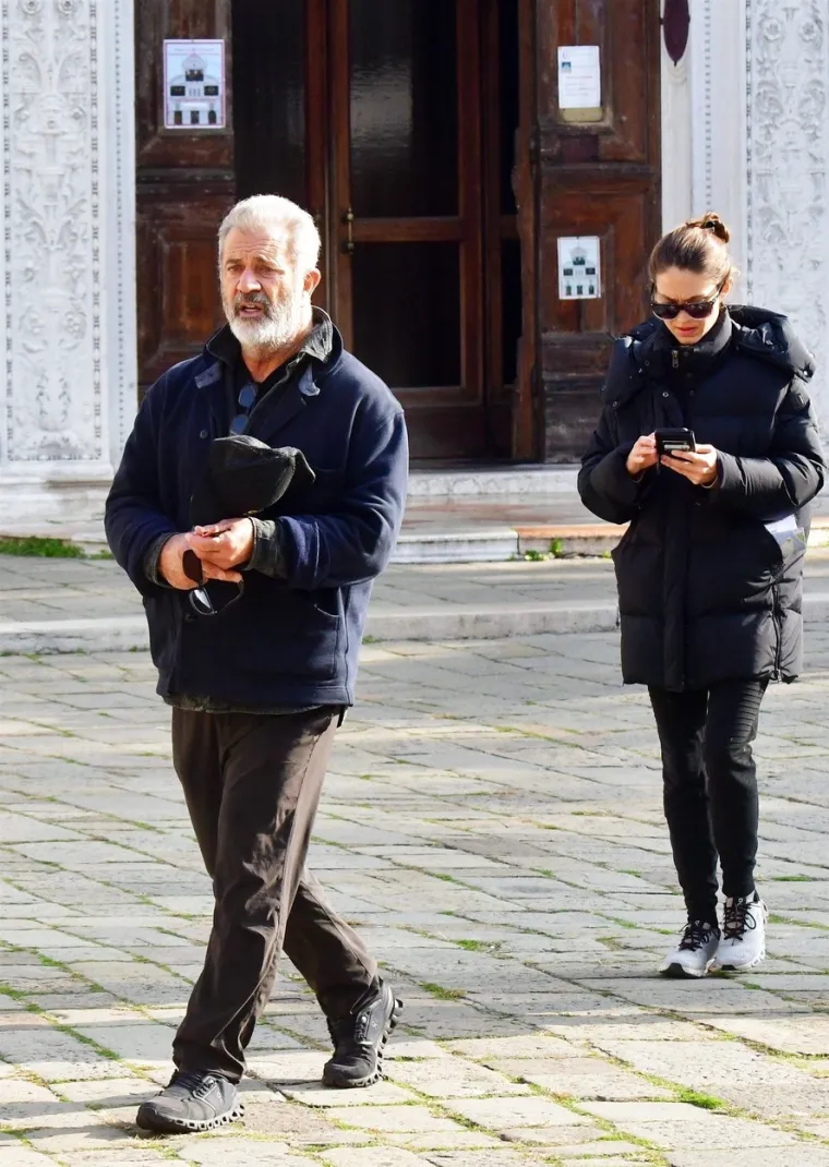 Prema istraživanjima, uparivanje s nekim na&scaron;ih godina povećava vjerojatnost da će veza potrajati. Vjeruje se da je to zato &scaron;to ovi parovi obično prolaze kroz iste životne izazove i faze u sličnim vremenima i mogu nastaviti pronalaziti zajednički jezik. 