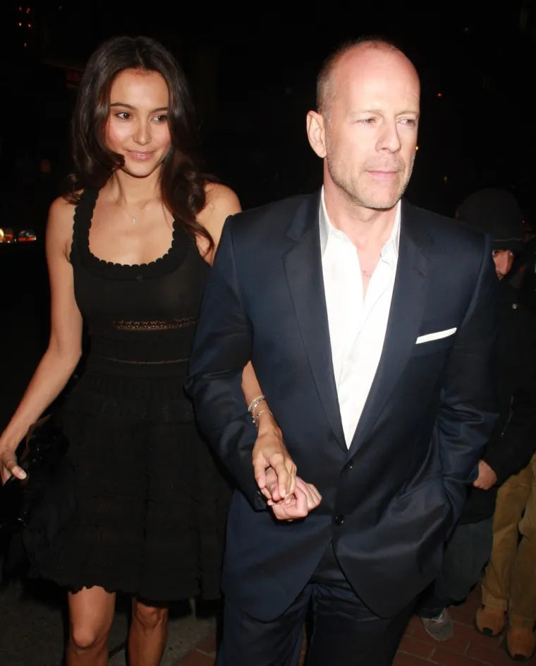 Izvanredna profesorica bihevioralnih znanosti na London School of Economics, koja trenutno istražuje vezu sreće i velike razlike u godinama, Grace Lordan kaže: "U prvih 10 godina braka, ljudi prijavljuju vi&scaron;e razine zadovoljstva u braku kada je njihov partner mlađi od njih. Međutim, s vremenom zadovoljstvo u braku parova s ​​velikom razlikom u godinama vi&scaron;e opada nego partnerima slične dobi. Vjerojatnost razvoda među parovima iste dobi također je manja". 