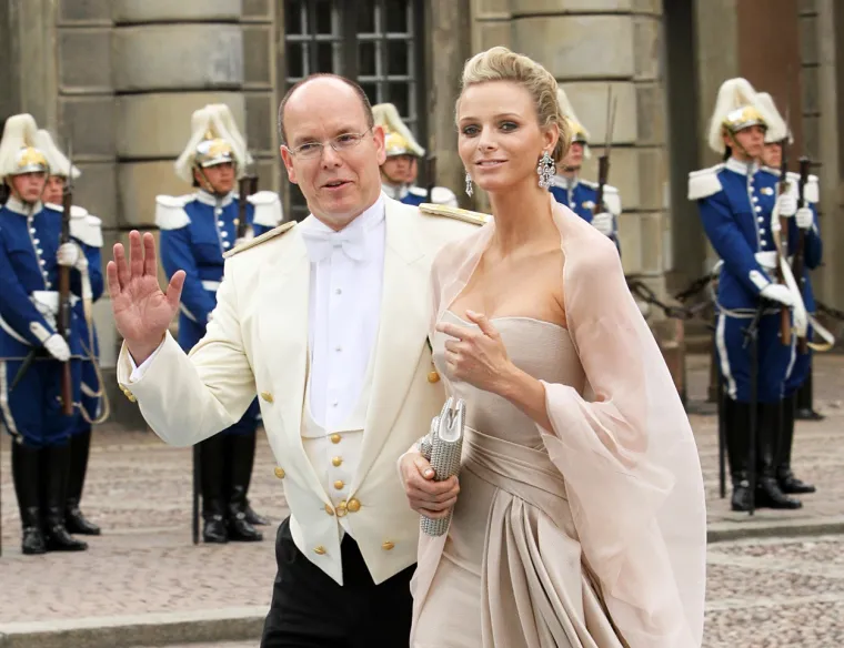 Čak i danas, parovi u kojima je jedna osoba puno starija od druge i dalje nailaze na osudu. Umjesto pretpostavke da su ljudi sretni zajedno, postoji tendencija u dru&scaron;tvu da se brine o mogućim neravnotežama moći i da odnos promatra kao transakcijski, pod pretpostavkom da jedna strana želi povećati svoj dru&scaron;tveni status i bogatstvo.