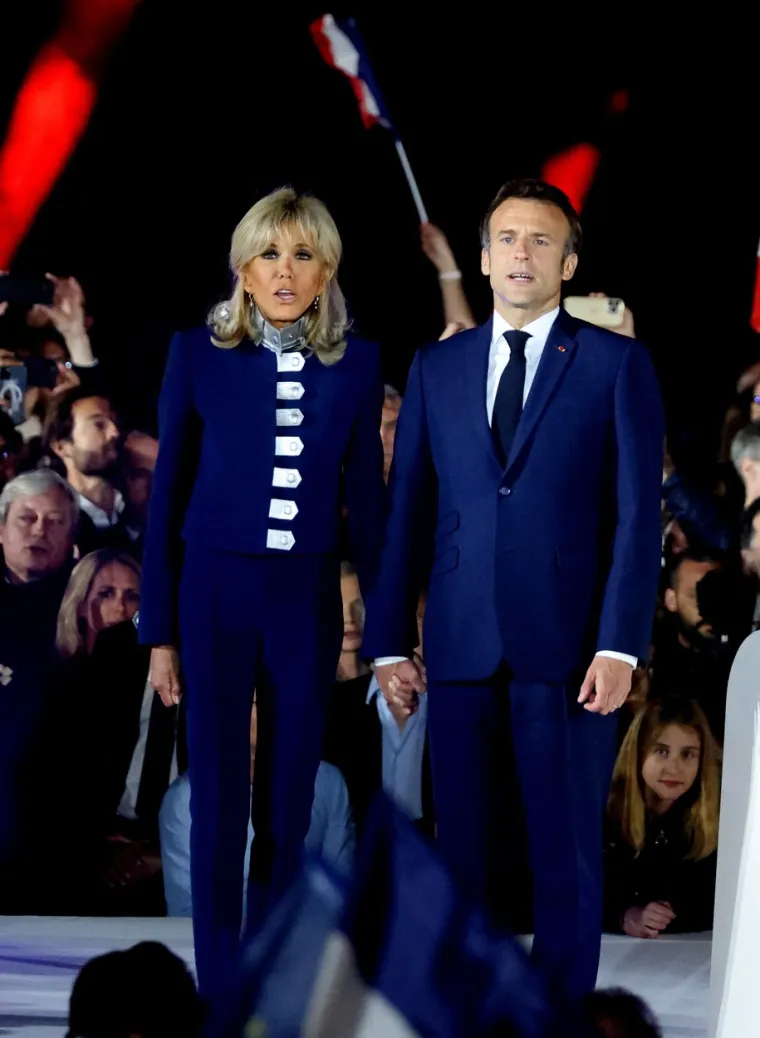 Stariji mu&scaron;karac je stoga svakako "sponzor", a mlađa žena "sponzoru&scaron;a" ili žrtva nerije&scaron;enih "očinskih pitanja". Posljednjih godina taj se rječnik pro&scaron;irio na veze u kojima je žena znatno stariji partner; riječi poput "djevojka puma" i "dječaci igračke" odražavaju učestalost te vrste odnosa.