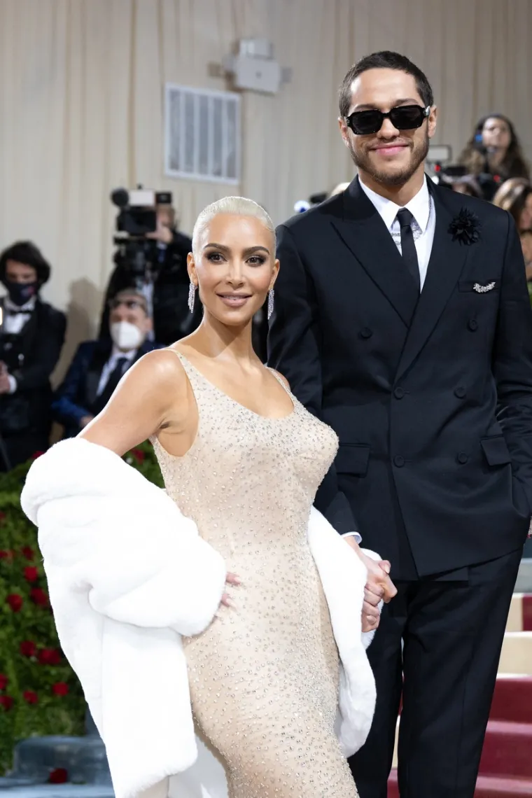 Turini smatra da se sada veze starijih mu&scaron;karaca s mlađim ženama jo&scaron; vi&scaron;e osuđuju nego veze starijih žena s mlađim mu&scaron;karcima. To može biti djelomično povezano s pokretom #MeToo, koji je vi&scaron;e pozornosti usmjerio na odnose moći u odnosima.