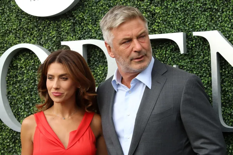 Neki tvrde da značajna razlika u godinama, u kombinaciji sa sociolo&scaron;kom i ekonomskom moći kojom mu&scaron;karci raspolažu u dru&scaron;tvu kojim dominiraju mu&scaron;karci, može dovesti mladu ženu u ranjiv položaj. Jedna studija provedena nedugo nakon &scaron;to je #MeToo zavladao pokazuje da mnogi autsajderi vjeruju da postoji izrabljivački aspekt u odnosima s velikim jazom u godinama. Istraživači su otkrili da mladi ljudi osjećaju posebno jaku averziju prema vezama u kojima je mu&scaron;ki partner stariji, a misle da je to zato &scaron;to automatski pretpostavljaju da se veza temelji na razmjeni - na primjer, da ljudi mijenjaju seks za određeni način života.