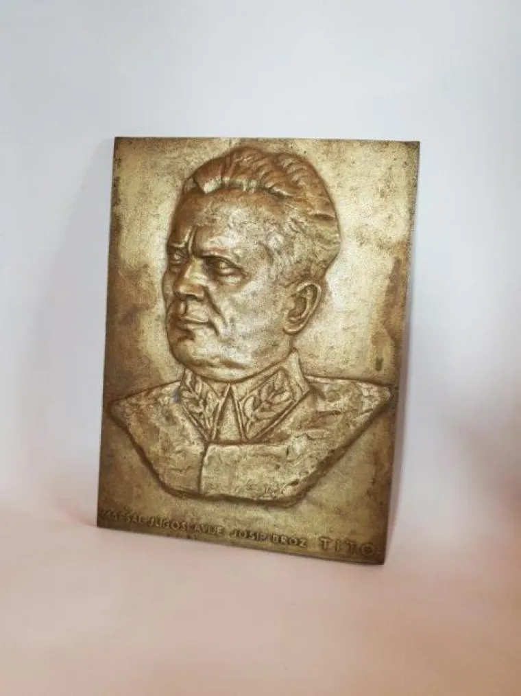 1.290,86 € / 9726 kn - Brončana plaketa Tita 