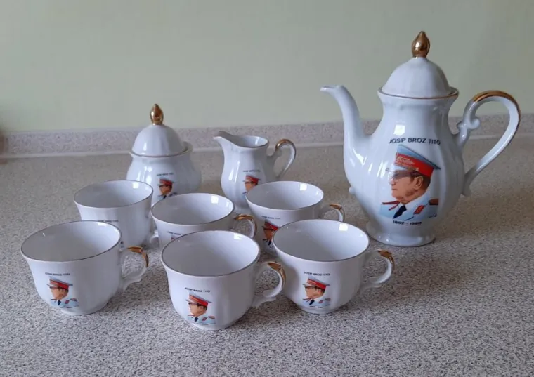 265,45 € / 2000 kn - Porculanski set  s likom Tita. 6 šalica, 1 vrč, 1 posuda za šećer, 1 posuda za mlijeko. 