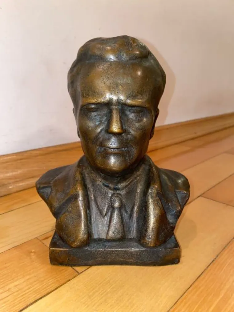 663,61 &euro; / 5000 kn - Bista Josipa Broza Tita. Te&scaron;ka deset kilograma, visoka 19 cm i &scaron;iroka 16 cm. 