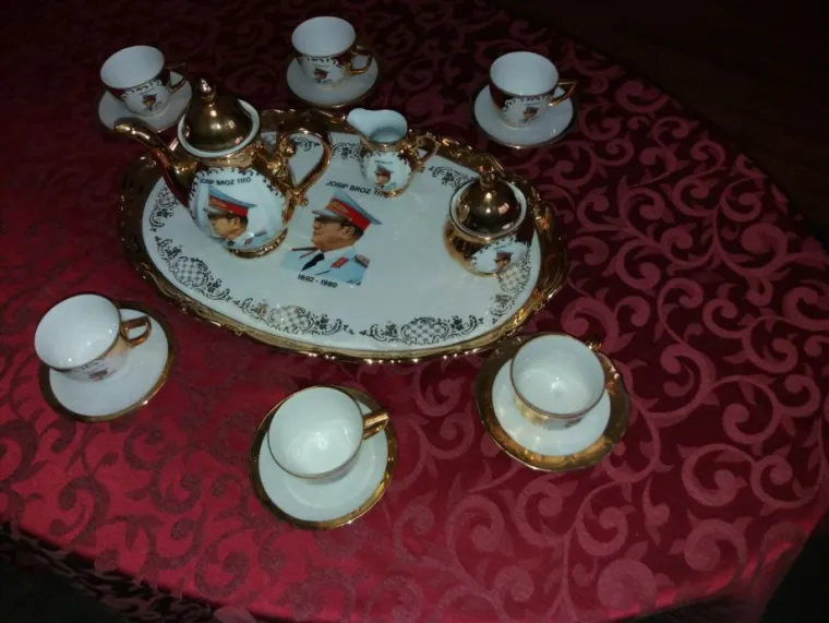 398,17 &euro; / 3000 kn - Servis s likom Josi&scaron;a Broza Tita.