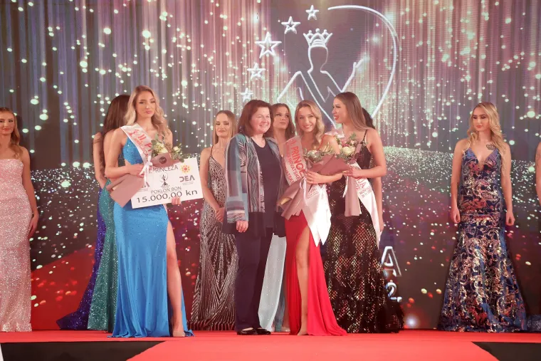Publici su se djevojke predstavile u nekoliko izdanja. U raskošnim vjenčanicama salona Nikolina koje se mogu vidjeti u svim gradovima Hrvatske, potom u kupaćim kostimima domaćeg brenda Pletix, te u svečanim i zavodljivim haljinama svjetske modne kuće Alyce Paris. Za siguran hod i udobne cipele pobrinuo  se poznati Austrijski brend Högl. Djevojke su nosile i naočale svjetski poznate modne kuće Sherii Hill. Za svečane frizure finalistica, pobrinuo se frizerski salon Gea iz Rovinja, dok je make up talijanske škole mode i dizajna Callegari krasio lica finalistica. Tortu i slastice izradili je srednja strukovna škola Eugena Kumičića iz Rovinja uz mentorstvo profesorice gospođe Silvije Cah. Za izradu prekrasnih buketa bila je zadužena cvjećarna Flower Shop S iz Pule, Poreča i Vrsara.