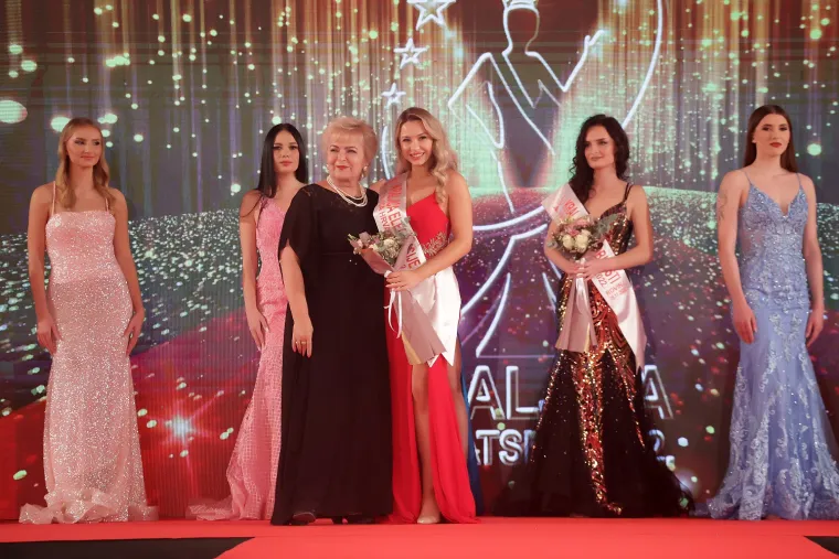 Za bogate nagrade se pobrinuo Vlasnik Kannana, gospodin Zvonko Popović, Kralj čipsa, najstarija vinarija Iločki podrumi vlasnika Juraja Mihaljevića, Kralja hrvatskih vina, za divni nakit se pobrinula zlatarna Dodić, a za brigu i izgled finalistica pobrinula se Poliklinika Medikol, Poliklinika Rotim, Specijalna bolnica NeuroSpine, Poliklinika Veir te kozmetika Feniks. Službeni prijevoznik za ugodnu vožnju Kraljica Hrvatske je Brioni Pula.