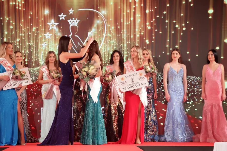 Okrunjena je nova Kraljica Hrvatske: Žiriju zaista nije bilo lako odabrati najljepšu među ovim zanosnim djevojkama