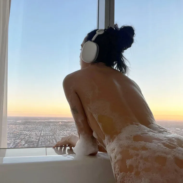Dua Lipa oduševila je fanove provokativnom snimkom na kojoj pozira gola prekrivena sapunicom.