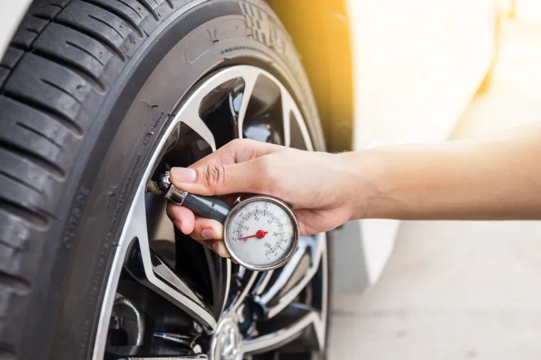 7. Pazite na svoj auto: Provjeravajte tlak u gumama. Provjeravajte imate li svježe nadopunjeno ulje i čiste filtre u motoru kako bi on radio glatko. 