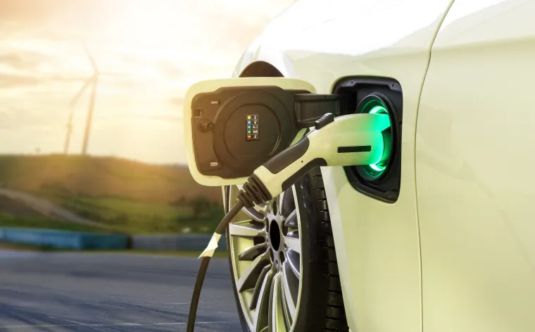 8. Električni automobil: Jedan od načina da se izbjegne porast cijena benzina je, naravno, da se uopće ne koristi nikakav benzin. Razmislite o kupnji električnog automobila. Mnogi kažu da je električni automobil jednostavno tehnološki napredniji od motora s unutrašnjim izgaranjem.