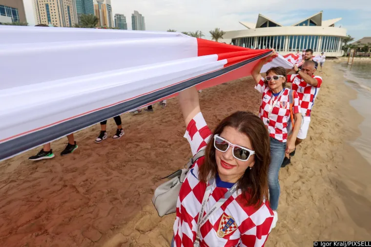 Pogledajte kako je izgledao jutarnji posjet navijača hotelu Vatrenih, misteriozna crnka napravila pomutnju