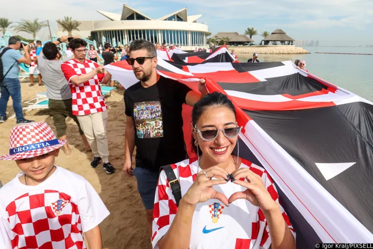 Pogledajte kako je izgledao jutarnji posjet navijača hotelu Vatrenih, misteriozna crnka napravila pomutnju