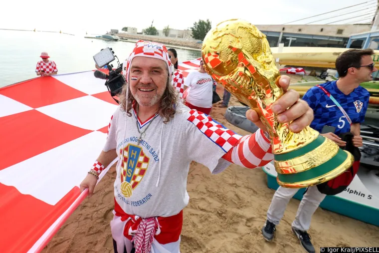 Pogledajte kako je izgledao jutarnji posjet navijača hotelu Vatrenih, misteriozna crnka napravila pomutnju