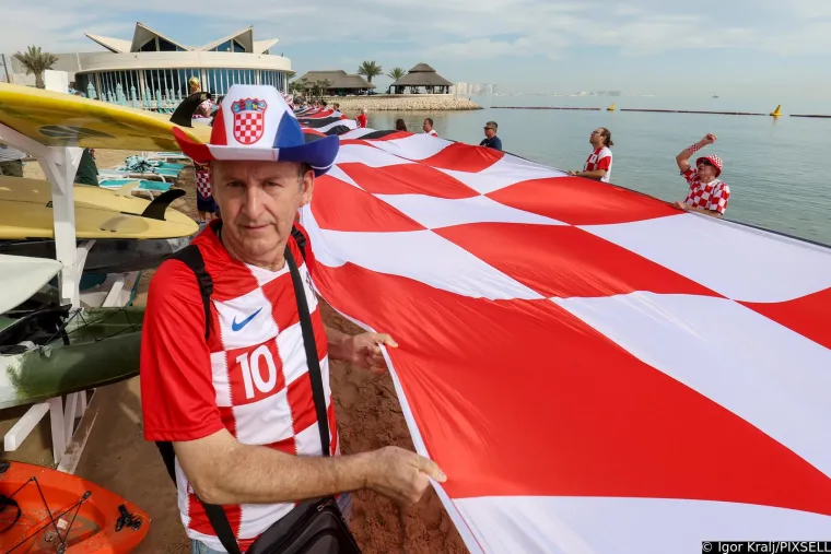 Pogledajte kako je izgledao jutarnji posjet navijača hotelu Vatrenih, misteriozna crnka napravila pomutnju