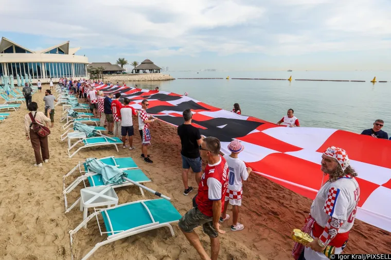 Pogledajte kako je izgledao jutarnji posjet navijača hotelu Vatrenih, misteriozna crnka napravila pomutnju