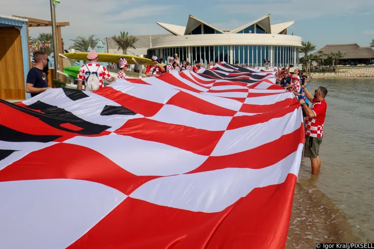 Pogledajte kako je izgledao jutarnji posjet navijača hotelu Vatrenih, misteriozna crnka napravila pomutnju