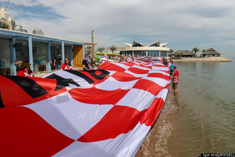Pogledajte kako je izgledao jutarnji posjet navijača hotelu Vatrenih, misteriozna crnka napravila pomutnju