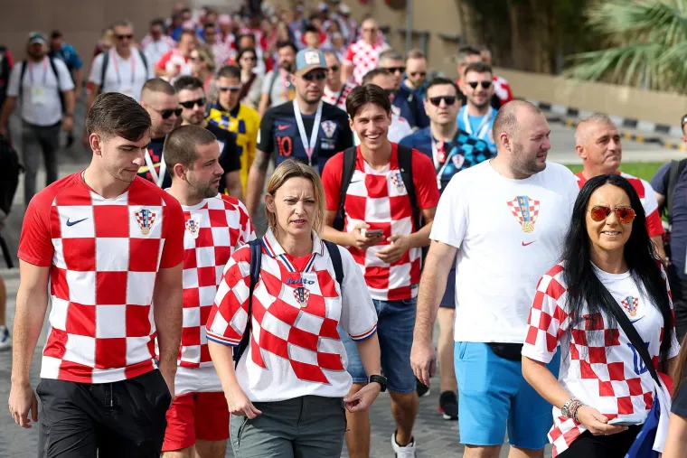 Čarobni prizori ispred hotela Vatrenih: Hrvati ponovno oduševili zastavom dugom 200 metara