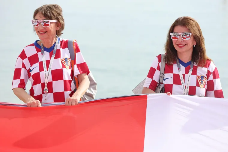 Čarobni prizori ispred hotela Vatrenih: Hrvati ponovno oduševili zastavom dugom 200 metara