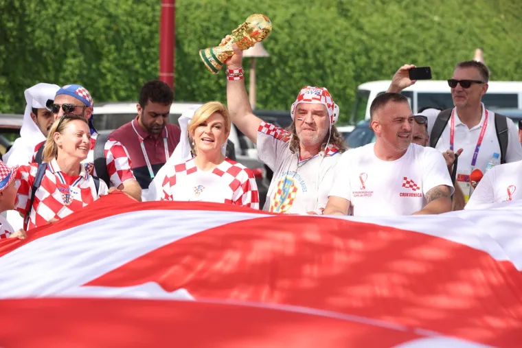 Bivša predsjednica danas je u nešto ležernijem izdanju, ali i dalje u dresu Vatrenih. Od jutra se navija, pjeva, i druži se s navijačima. 