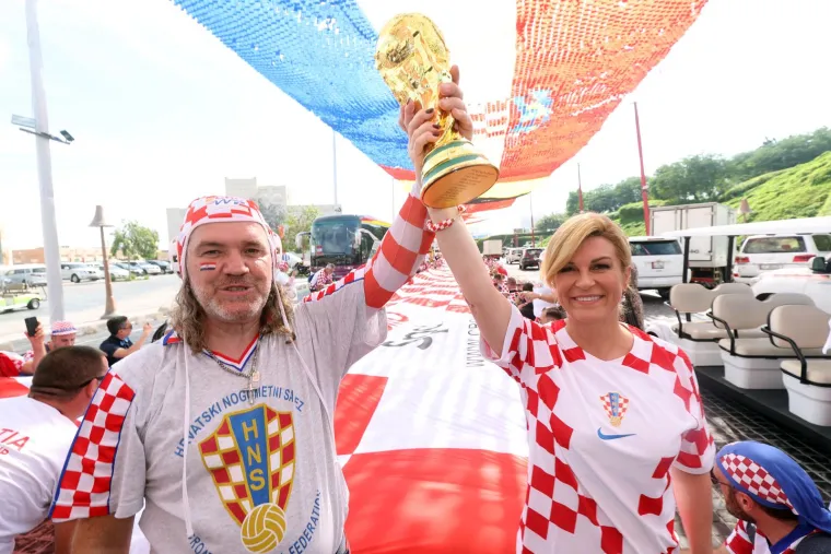 Kolinda je od ranog jutra s navijačima u Dohi: Pjeva, pleše, fotka se... Pogledajte je kako se zabavlja uoči odlučujuće utakmice Vatrenih