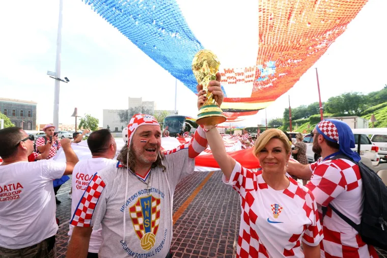 Kolinda je od ranog jutra s navijačima u Dohi: Pjeva, pleše, fotka se... Pogledajte je kako se zabavlja uoči odlučujuće utakmice Vatrenih