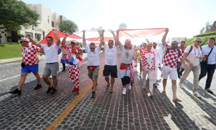 Kolinda je od ranog jutra s navijačima u Dohi: Pjeva, ple&scaron;e, fotka se... Pogledajte je kako se zabavlja uoči odlučujuće utakmice Vatrenih