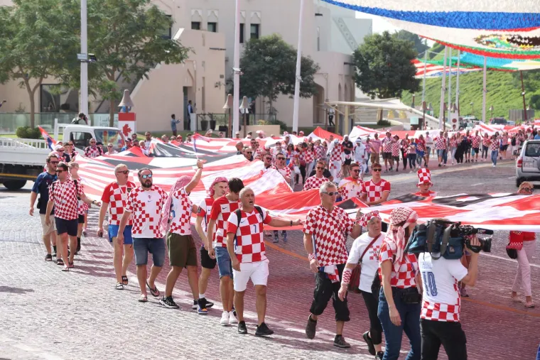 Kolinda je od ranog jutra s navijačima u Dohi: Pjeva, ple&scaron;e, fotka se... Pogledajte je kako se zabavlja uoči odlučujuće utakmice Vatrenih