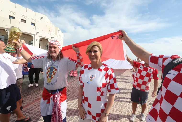 Kolinda je od ranog jutra s navijačima u Dohi: Pjeva, ple&scaron;e, fotka se... Pogledajte je kako se zabavlja uoči odlučujuće utakmice Vatrenih