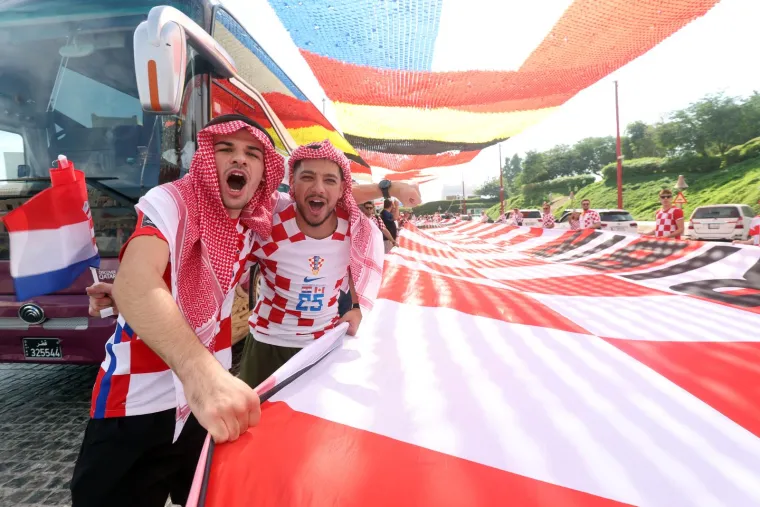 Kolinda je od ranog jutra s navijačima u Dohi: Pjeva, ple&scaron;e, fotka se... Pogledajte je kako se zabavlja uoči odlučujuće utakmice Vatrenih