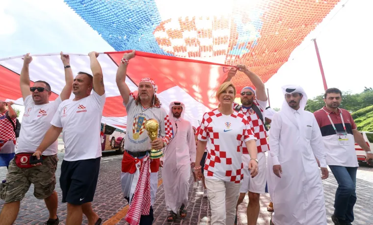 Kolinda se pridružila hrvatskim navijačima u Kataru, pogledajte što radi i što drži u rukama. Ovo je totalni hit