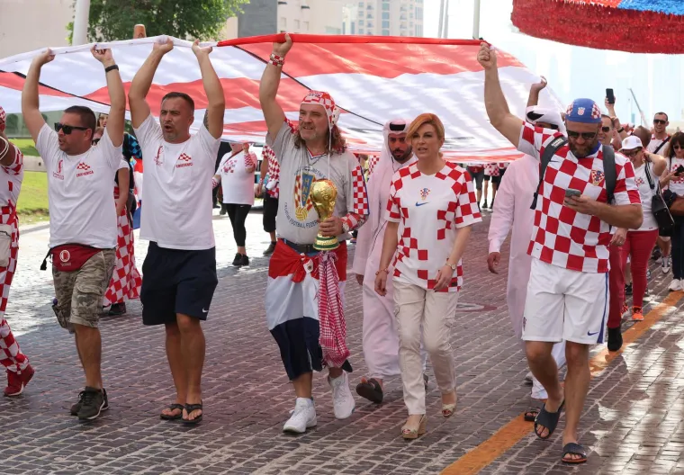 Kolinda se pridružila hrvatskim navijačima u Kataru, pogledajte što radi i što drži u rukama. Ovo je totalni hit
