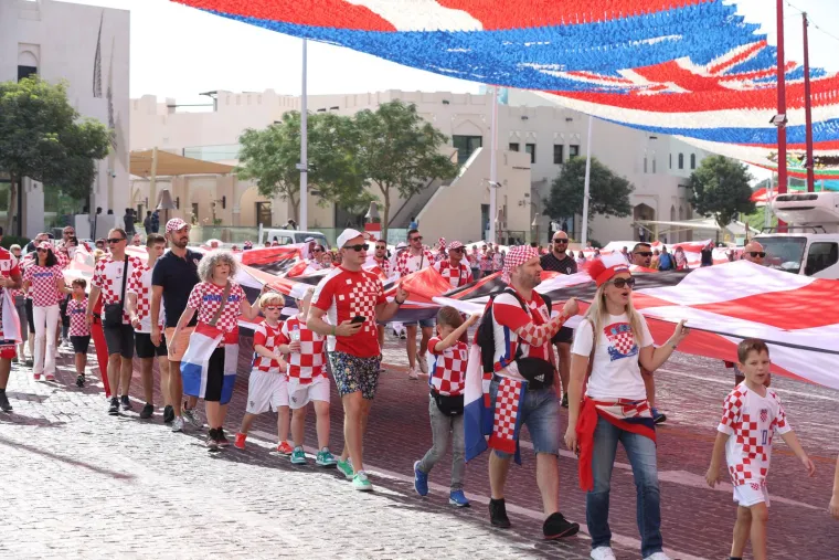 Kolinda se pridružila hrvatskim navijačima u Kataru, pogledajte što radi i što drži u rukama. Ovo je totalni hit
